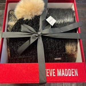 NIB Steve MaddenBlack and Brown Knit Set